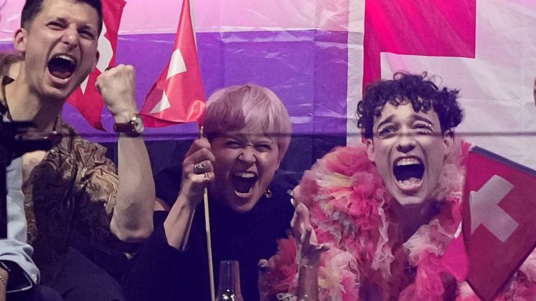 Hollanda’dan kalkan uçak acil iniş yapınca yolcular askeri kışlada uyumak zorunda kaldı