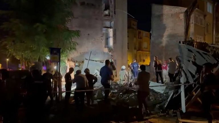 İstanbul – Fatih’te terkedilmiş bina çöktü, yoldan geçen kişi yaralandı