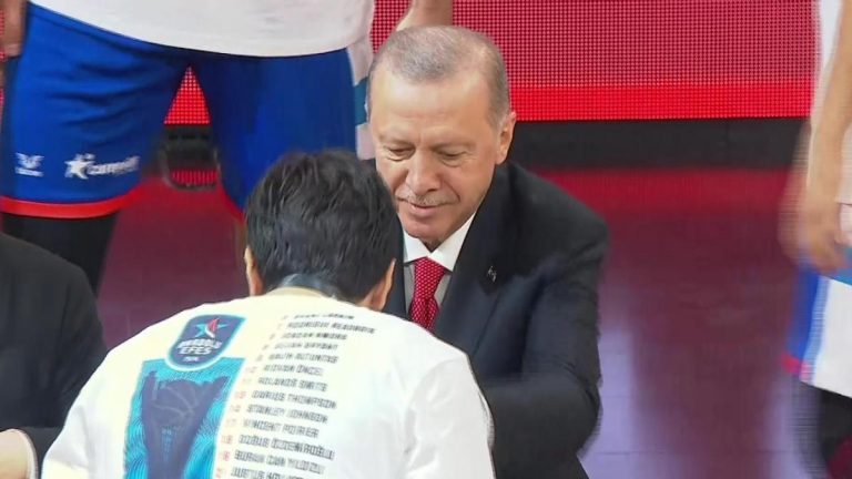 Cumhurbaşkanı Erdoğan kupayı Anadolu Efese’ye takdim etti – Basketbol Haberleri