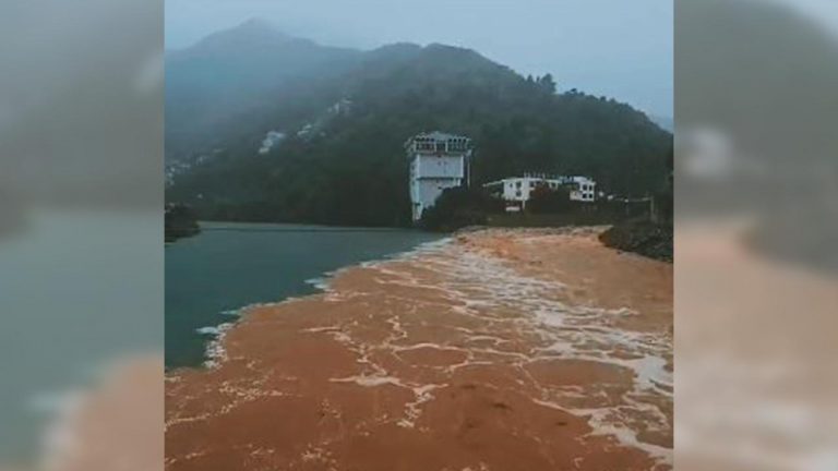 Borçka’da taşan dereler Çoruh Nehri’yle buluştu