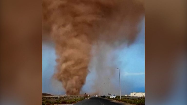 Birleşik Arap Emirlikleri’ndeki “toz şeytanı”nın çarpıcı görüntüleri