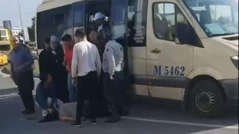 Kapısı açık minibüsten düşen kişi başından yaralandı