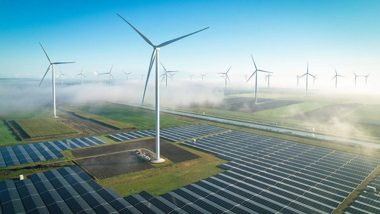 “Konutlarda kullanılan elektriğin tamamı rüzgar ve güneş enerjisinden üretiliyor.”