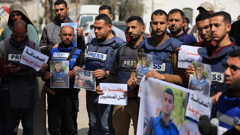 Gazze gazetecileri meslektaşlarının cinayetini kınamak için bir eylem düzenledi