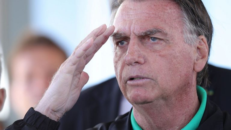 Bolsonaro’ya Brezilya’dan kaçma şüphesiyle elektronik kelepçe takıldı