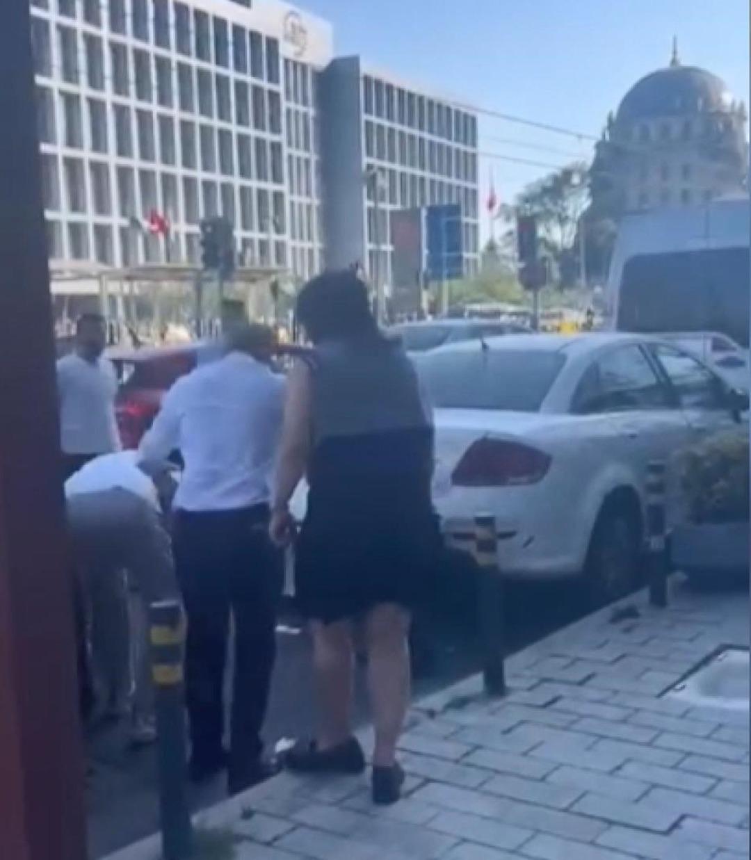 Bu sefer kadın yendi! Sigarayı söndürmemi istediği için taksi şoförüne saldırdı ... 2