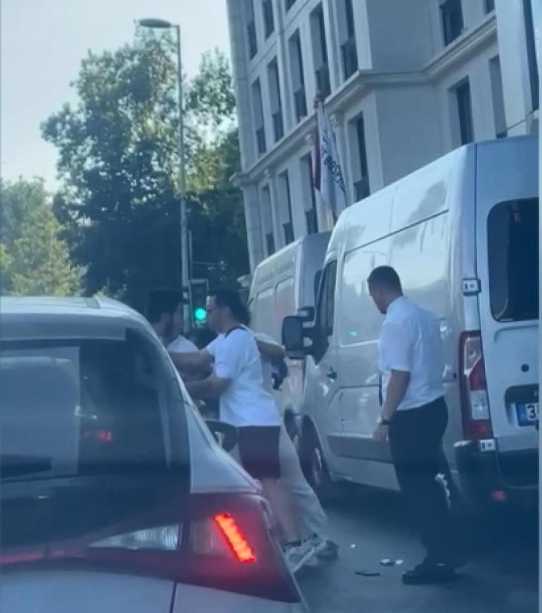 Bu sefer kadın yendi! Taksi şoförüne saldırdı çünkü sigarayı söndürmemi istedi ... 4