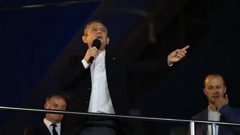 Özgür Özel’den Balıkesir depremi açıklaması: ‘Belediye ekiplerimiz incelemelerini yapıyor, geçmiş olsun dileklerimizi iletiyoruz’ – Son Dakika Türkiye Haberleri