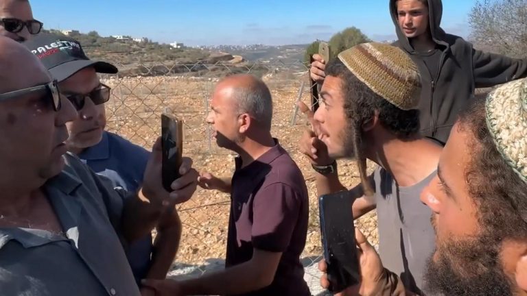 İşgalci İsrailliler, Batı Şeria’da Filistinlilerin zeytin hasadını engelledi