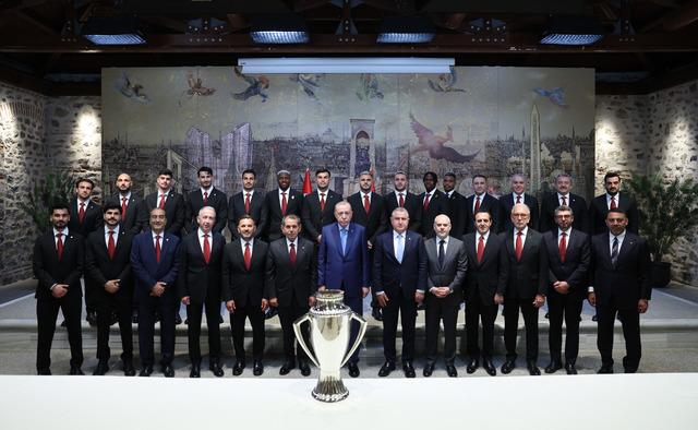 Cumhurbaşkanı Erdoğan, Süper Lig şampiyonu Galatasaray’ı kabul etti