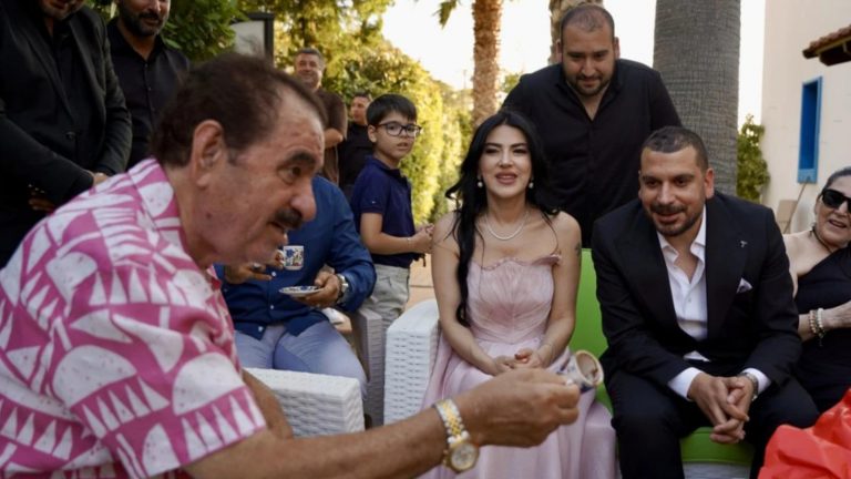 İbrahim Tatlıses manevi kızına beşi bir yerde taktı!